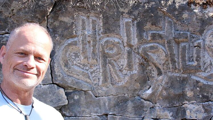 An ein Graffiti erinnert der von Karlheinz Wagner eingemeißelte Schriftzug.