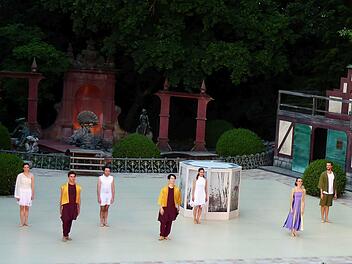 Reichlich Applaus für Tänzer und Choreographen gab es bei der Premiere des Ballettabends "Die vier Jahreszeiten" auf der Freilichtbühne des Landestheaters Coburg im Hofgarten.Foto: Jochen Berger