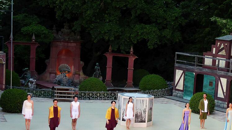 Reichlich Applaus für Tänzer und Choreographen gab es bei der Premiere des Ballettabends "Die vier Jahreszeiten" auf der Freilichtbühne des Landestheaters Coburg im Hofgarten.Foto: Jochen Berger