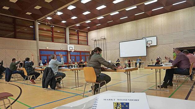 Bürgermeister Karl-Heinz Hertlein und Kämmerer Herbert Barth stellten das Zahlenwerk vor, dem am Ende alle Mitglieder des Marktgemeinderates zustimmten.