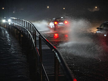 Überschwemmung, Verkehr, Starkregen, dunkel, Nacht