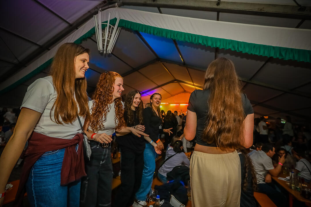 Samstagsparty im Festzelt!
