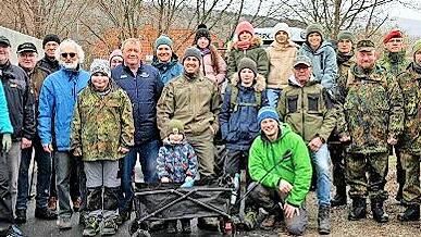 Diese Helferinnen und Helfer waren zum S&auml;ubern der Landschaft in Wildflecken unterwegs.