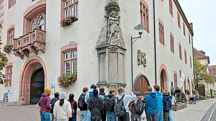 Sch&uuml;lerinnen und Sch&uuml;ler der 9. Klassen des Frobenius-Gymnasiums Hammelburg w&auml;hrend des Audiowalks durch die Stadt.Eva-Maria Conrad