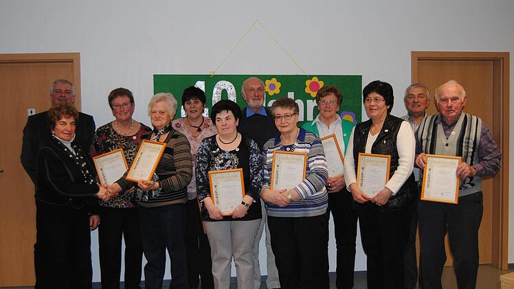 Kreisvorsitzende Irmgard Heinrich (v. l.) und Bürgermeister Jürgen Karle gratulierten Christa Preisendörfer, Renate Degen, Brigitte Haas, Brigitte Kleinhenz, Walter Vogt, Maria Beck , Agnes Koberstein und Waltraud Pabst. Den Gratulationen schloss sich Vorsitzender Kurt Selbert an. Foto: Gerd Schaar