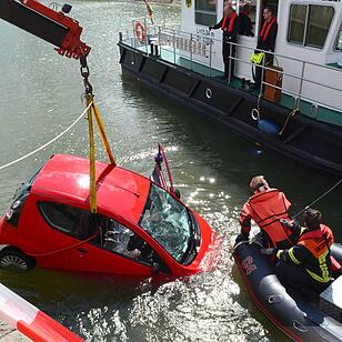 Auto geht im Main in Würzburg unter