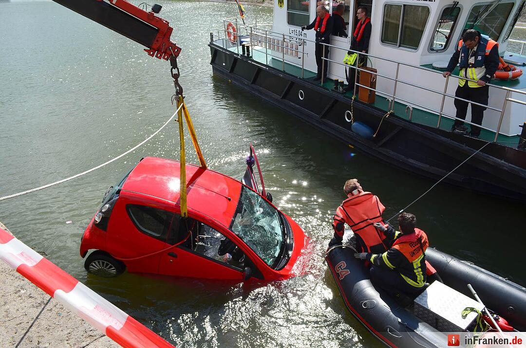 Auto geht im Main in Würzburg unter