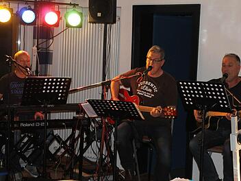 Ddie Männer der Kirchenband "Unterwegs" sorgten für fetzige aber auch ruhige Musik. Foto: Janina Reuter