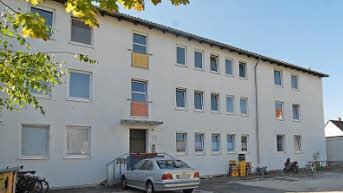 Dieses ehemalige Studentenwohnheim mit 60 Asylbewerbern in der Goethestraße in Herzogenaurach muss auch von Hausmeistern des Landkreises betreut werden.  Foto: Bernhard Panzer