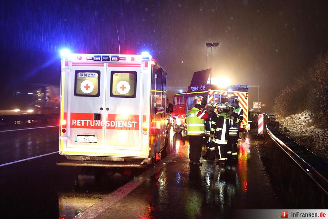 Drei Autos kollidieren auf der A9 - Ein lebensgefaehrlich Verletzter