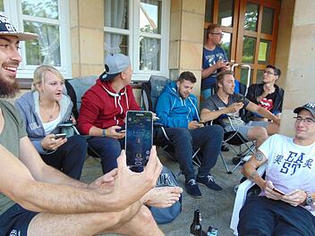 Bequeme Pokemon-Jagd vor dem Igensdorfer Rathaus Foto: Petra Malbrich