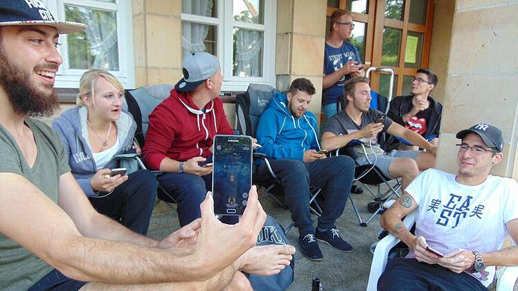 Bequeme Pokemon-Jagd vor dem Igensdorfer Rathaus Foto: Petra Malbrich