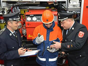 Feuerwehranwärter David Kiesel (Mitte) stellt sein Wissen im Digitalfunk unter Beweis. Prüfer hier sind Christian Nöth (links) und Christoph Hillenbrand (rechts).  Foto: Björn Hein