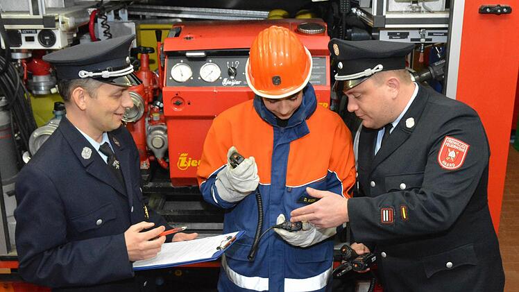 Feuerwehranwärter David Kiesel (Mitte) stellt sein Wissen im Digitalfunk unter Beweis. Prüfer hier sind Christian Nöth (links) und Christoph Hillenbrand (rechts).  Foto: Björn Hein