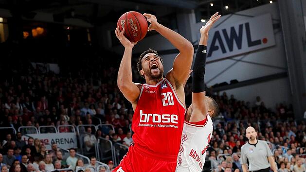 Elias Harris (links), hier in Aktion gegen den M&uuml;nchner Alex King, stellte beim Sieg in Wei&szlig;enfels mit 27 Punkten eine Karrierebestleistung auf. Foto: Daniel L&ouml;b