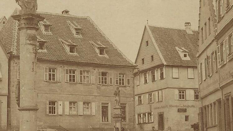 Das Geschehen am Melchior-Otto-Platz im Jahr 1890. Hinter dem Brunnen ist das Gebäude "Auf der Schütt 1" zu erkennen. Repro: Stefan Wicklein