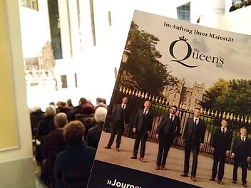 The Queen's Six, bestehend aus den Countertenören Daniel Brittain und Timothy Carleston, den Tenören Nicholas Madden und  Dominic Bland sowie Bariton/Bass Andrew Thompson und Simon Whiteley gastierte in Coburg. Jochen Berger