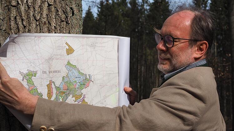 Bernd Lauterbach erklärt, was der Baum im Sonnefelder Wappen zu bedeuten hat.