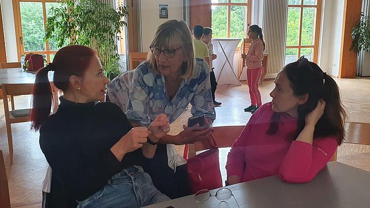 Integrationsbegleiterin Renate Liefländer-Cordes (Mitte) spricht bei einem Helferkreis-Treffen in Thurnau mit den beiden Ukrainerinnen Elvira Romanetz (links) und Natalija Ganem.  Foto: Christine Fischer