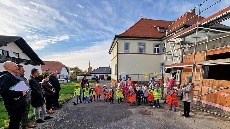 Hausherr Bürgermeister Dirk Vogel (links) freut sich beim Richtfest über die Darbietung der Kinder. Foto: Marion Eckert