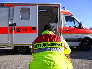 Mann stürzt zehn Meter in die Tiefe