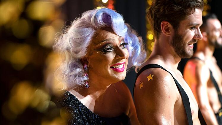 Die Darstellung der Dragqueen Vivian war für Axel Milberg eine große Freude: "Die ursprüngliche Sehnsucht, mich zu verwandeln, hier wurde sie befriedigt", sagt er. Nur der sichere Gang in High Heels erforderte einige Übungsstunden.