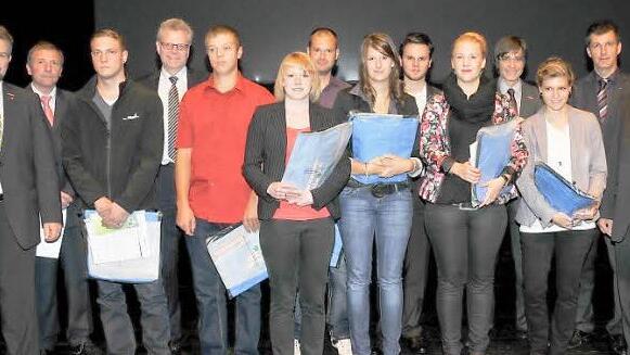 Die besten Handwerksgesellen aus Bayreuth Stadt und Land, zusammen mit HWK-Präsident Thomas Zimmer (l.), Obermeister der Bäckerinnung Michael Rindfleisch (2.v.l.), Bürgermeister Thomas Ebersberger (4.v.l.),  Kreishandwerksmeister Peter Engelbrecht (r.).  Foto: Dörfler