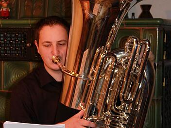 Der Münnerstädter Lukas Eckert kommt mit dem Ausbildungsmusikkorps der Bundeswehr für ein Konzert in seine Heimatstadt. Er spielt die Tuba, kann aber noch mehr Instrumente spielen.Foto: Martina Straub