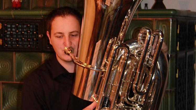 Der Münnerstädter Lukas Eckert kommt mit dem Ausbildungsmusikkorps der Bundeswehr für ein Konzert in seine Heimatstadt. Er spielt die Tuba, kann aber noch mehr Instrumente spielen.Foto: Martina Straub