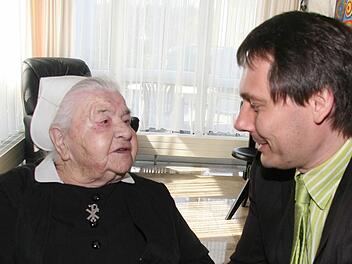 So eine Überraschung: Selma Kaufmann freute sich, dass zu ihrem 98. Geburtstag Bürgermeister Roland Wolfrum persönlich im Seniorenheim vorbeischaute. Foto: Sonja Adam