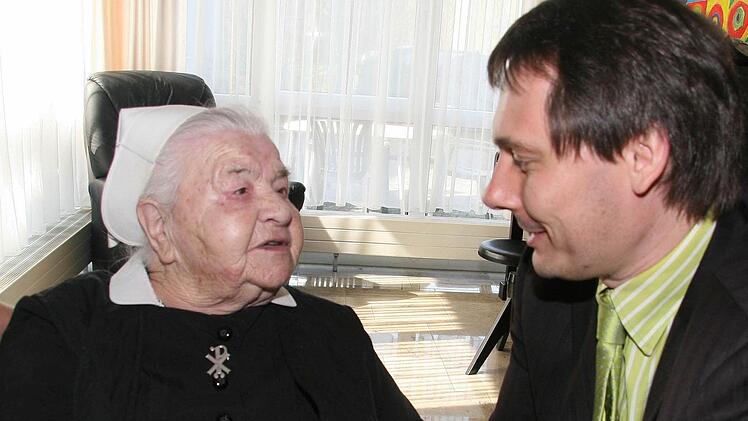 So eine Überraschung: Selma Kaufmann freute sich, dass zu ihrem 98. Geburtstag Bürgermeister Roland Wolfrum persönlich im Seniorenheim vorbeischaute. Foto: Sonja Adam