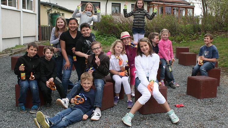 Die Kinder freuen sich schon auf den Unterricht im Freien.