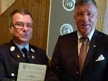 Kommandant Steffen Schaller (links) wird persönlich vom Bürgermeister Gerhard Preß (rechts) zum Oberbrandmeister befördert. Foto: Lothar Weidner