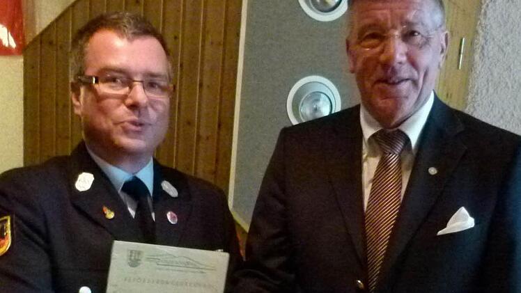 Kommandant Steffen Schaller (links) wird persönlich vom Bürgermeister Gerhard Preß (rechts) zum Oberbrandmeister befördert. Foto: Lothar Weidner