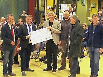 Sekretär Fritz Maier, Präsident Stefan Pfadenhauer vom Lions Club Kronach, Mitorganisator Stephan Gesell, Dirigent Burkhart M. Schürmann, Past-Präsident Karol Hurec sowie Ralph Maier bei der Spendenübergabe.  Foto: Heike Schülein