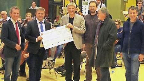 Sekretär Fritz Maier, Präsident Stefan Pfadenhauer vom Lions Club Kronach, Mitorganisator Stephan Gesell, Dirigent Burkhart M. Schürmann, Past-Präsident Karol Hurec sowie Ralph Maier bei der Spendenübergabe.  Foto: Heike Schülein