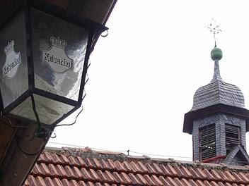 Ob die Gaststätten-Laterne der Kreuzbergklause im Schatten des Glockenturms hängen bleibt? Die Chancen stehen eher schlecht. Foto: Marco Meißner