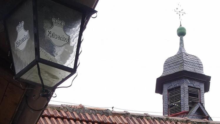 Ob die Gaststätten-Laterne der Kreuzbergklause im Schatten des Glockenturms hängen bleibt? Die Chancen stehen eher schlecht. Foto: Marco Meißner