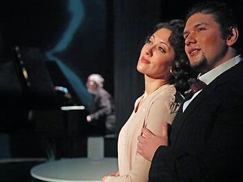 "Ausblick in ein schönes Land": Jiri Rajnis als Erich Wolfgang Korngold und Ana Cvetkovic-Stojnic als seine Frau Luzi. Foto: Henning Rosenbusch