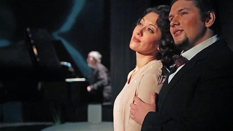 "Ausblick in ein schönes Land": Jiri Rajnis als Erich Wolfgang Korngold und Ana Cvetkovic-Stojnic als seine Frau Luzi. Foto: Henning Rosenbusch