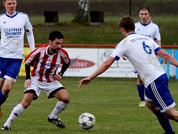 DJK Dampfach - TSV Knetzgau. Hier kann TSV-Spielertrainer Matthias Str&auml;tz (r.) dem Dampfacher Antony Jilke (Zweiter v.&nbsp;l.) den Ball wegschlagen; links beobachtet Michael M&uuml;hlfelder die Szene. Foto: Geiling