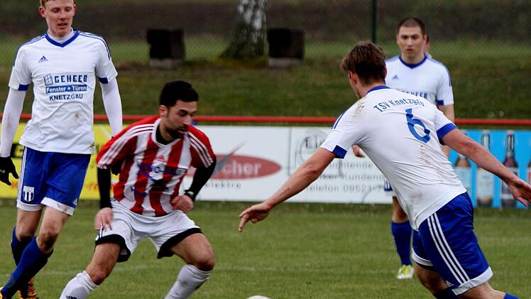DJK Dampfach - TSV Knetzgau. Hier kann TSV-Spielertrainer Matthias Str&auml;tz (r.) dem Dampfacher Antony Jilke (Zweiter v.&nbsp;l.) den Ball wegschlagen; links beobachtet Michael M&uuml;hlfelder die Szene. Foto: Geiling