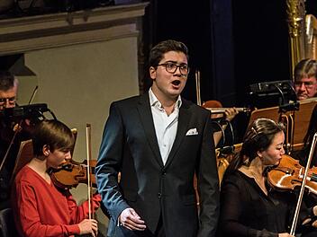 Der junge Tenor Lars Tappert war der umjubelte Solist beim Mitmachkonzert im Landestheater Coburg. Profis des Philharmonischen Orchesters musizierten dabei unter der Leitung von Dominik Tremel gemeinsam mit Schülern und Jugendlichen.Foto: Jochen Berger