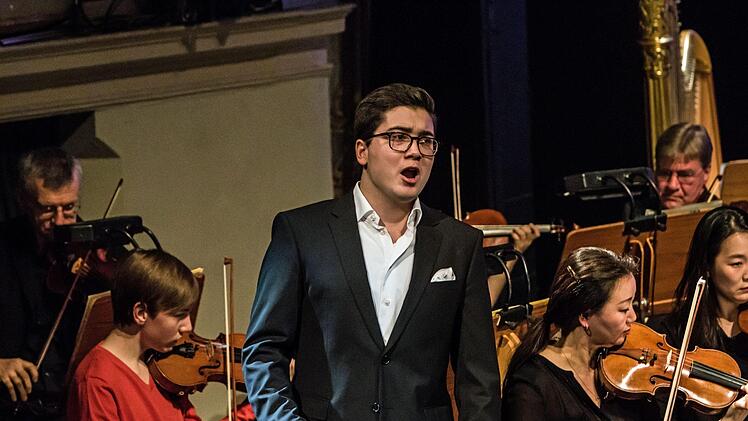 Der junge Tenor Lars Tappert war der umjubelte Solist beim Mitmachkonzert im Landestheater Coburg. Profis des Philharmonischen Orchesters musizierten dabei unter der Leitung von Dominik Tremel gemeinsam mit Schülern und Jugendlichen.Foto: Jochen Berger