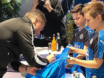 Zusammenhalt fördern, Identifikation vergrößern: Das ist den Pumas und ihrem Botschafter, Lothar Matthäus (l. ), ein Anliegen. Fotos: privat