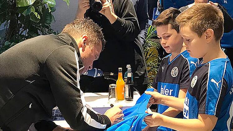Zusammenhalt fördern, Identifikation vergrößern: Das ist den Pumas und ihrem Botschafter, Lothar Matthäus (l. ), ein Anliegen. Fotos: privat