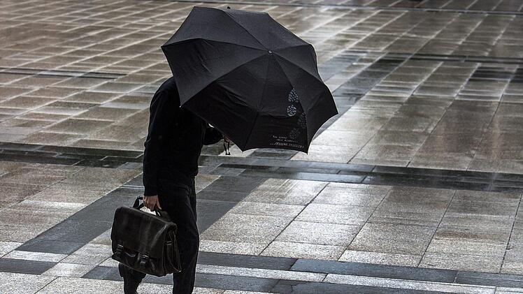 Meteorologen zu folge zieht ein Atlantiktief in Richtung der fr&auml;nkischen Regionen. Symbolbild: Federico Gambarini/dpa