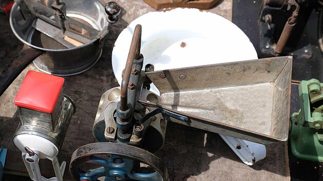 Ein Blickpunkt beim Sommerfest in Diebach war die Kuriosit&auml;tenschau alter Ger&auml;te. Foto: Gerd Schaar