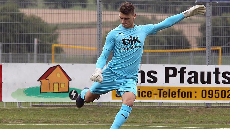 DJK-Torwart Julian Glos hielt sein Tor gegen das Spitzenteam aus Gro&szlig;bardorf sauber.sportpress