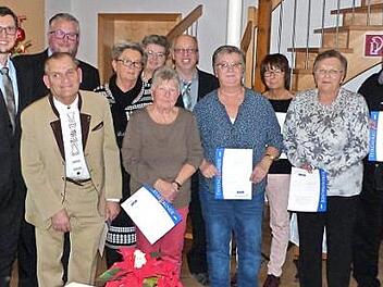 Die Ehrung langjähriger und verdienter Mitglieder prägt die Abschlussfeier des VdK-Ortsverbands Schwarzach/Schmeilsdorf im Johannishaus.